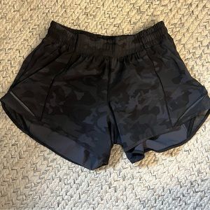 Lululemon hotty hot shorts - black camo - size 6